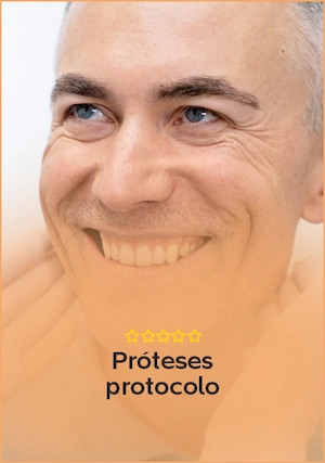 Prótese dentária total personalizada da Clínica Solena Odontologia, destacando qualidade e estética.